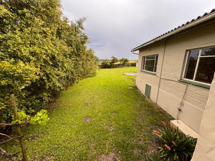 To Let 3 Bedroom Property for Rent in Sunrise On Sea Eastern Cape